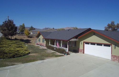19513 Moon Dr, Tehachapi, CA 93561-8206