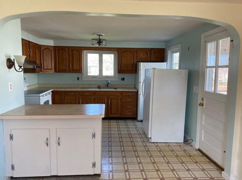 32 Stockton Dr, Middletown, RI 02842-4823