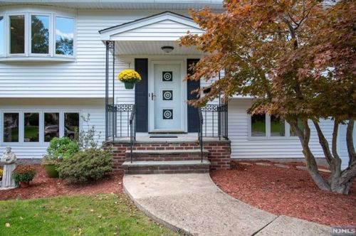 407 Birchtree Ln, Rockleigh, NJ 07647-1202