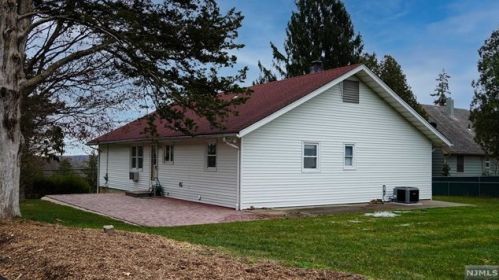 79 Crescent Ave, Allendale, NJ 07401-1330
