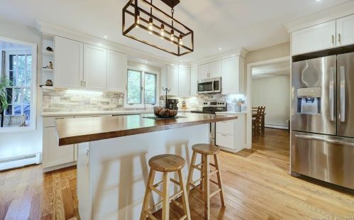 8 Captains Watch, Huntington CT  06484-5914 exterior