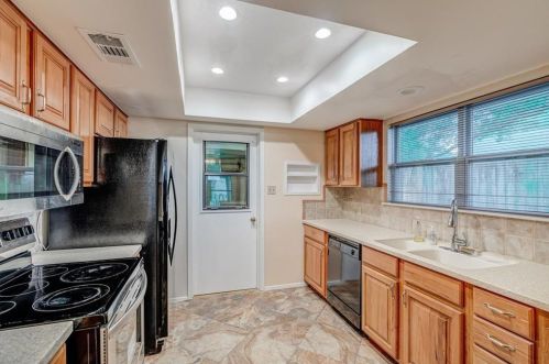 12118 Black Angus Dr, Austin TX  78727-6710 exterior