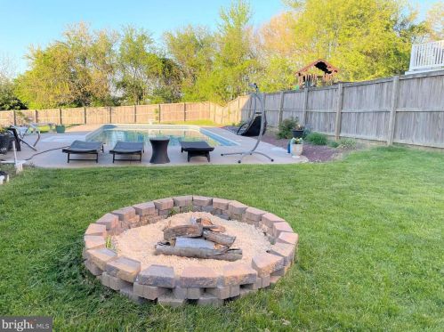 2258 Water Garden Dr, Hanover PA 17331-8319 exterior