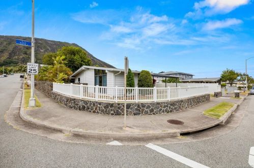 765 Aipo St, Honolulu, HI 96825-2525
