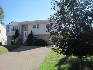 22 Carteret Rd, Hopatcong, NJ 07843-1005