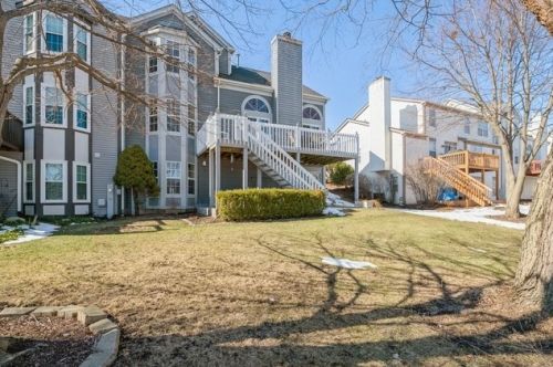 6086 Golfview Dr, Gurnee, IL 60031-4720
