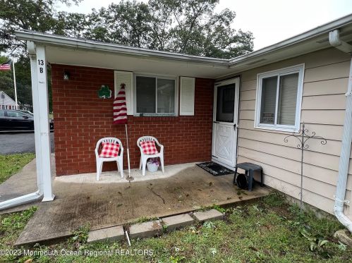 13 Dove St, Lakehurst, NJ 08759-5327