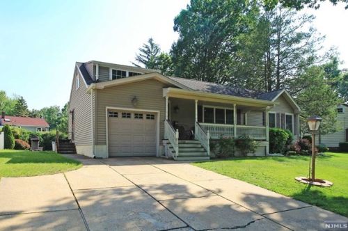 356 Lacey Dr, N Milford, NJ 07646-1049