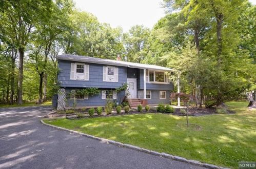 120 Woodland Ave, Allendale, NJ 07401-1203