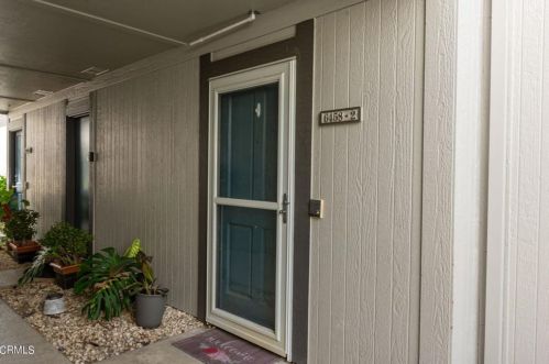6458 Twin Circle Ln, Simi Valley, CA 93063-6418