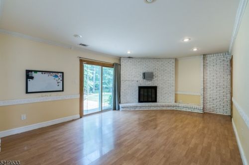 24 Normandy Dr, Parsippany NJ  07054-4070 exterior