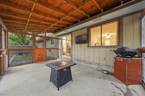 8408 Dixon Dr, Austin TX  78745-7515 exterior