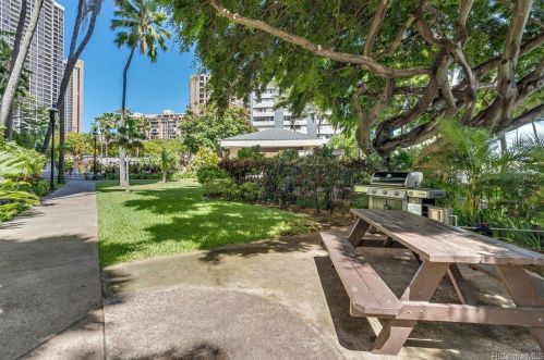 300 Wai Nani Way, Honolulu HI  96815-3961 exterior