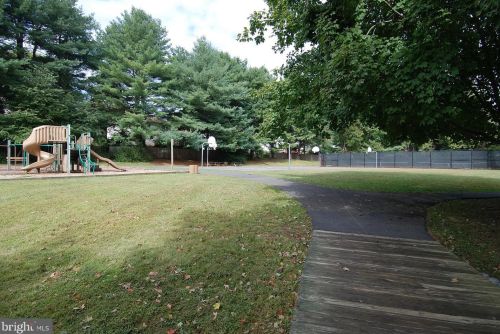 10008 Chestnut Wood Ln, Springfield VA  22015-2701 exterior