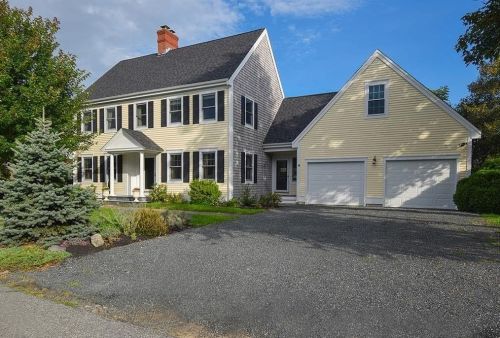 4 Key Ct, Middletown, RI 02840-4218