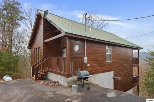 3958 Dollys Dr, Pigeon Forge, TN 37876-7676