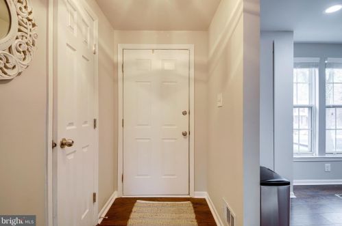 1490 Autumn Ridge Cir, Herndon, VA 20194-1561