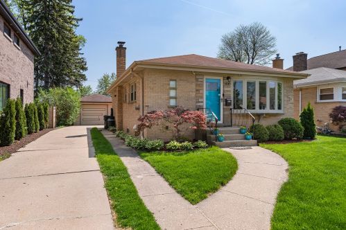 6049 Elm St, Morton Grove, IL 60053-3226