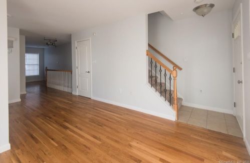 20 Sniffen St, Norwalk, CT 06851-6129