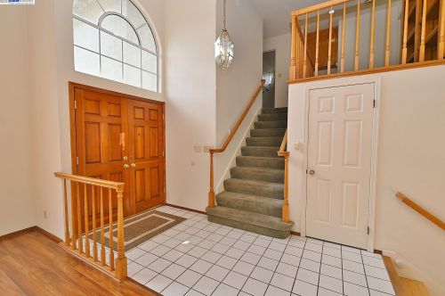 6012 Mount Olympus Dr, Hayward, CA 94552-1957
