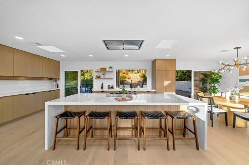 3240 Donna Dr, Carlsbad, CA 92008-1124