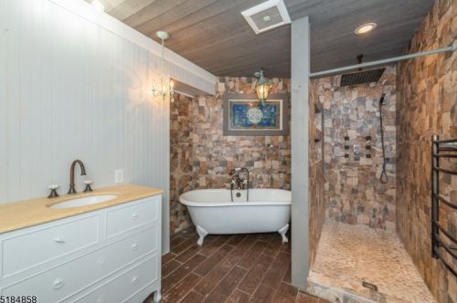 2 Short Hill Rd, Andover, NJ 07821-3040