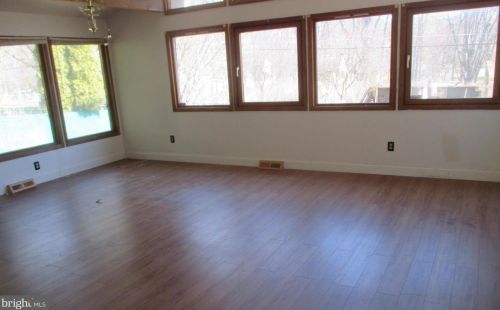 321 Johnson Ave, Trenton, NJ 08648-3419