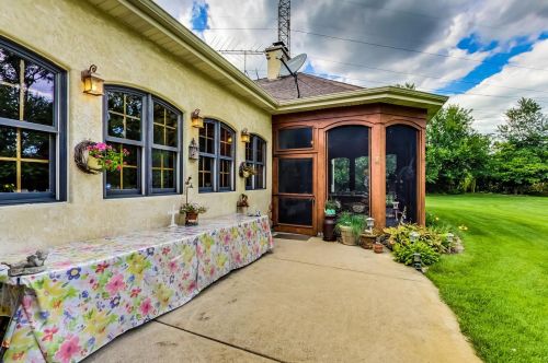 8901 Maple Ave, Willowbrook IL 60527-6469 exterior