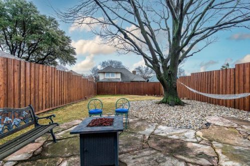 2124 Larkspur Dr, Carrollton TX 75010-4040 exterior