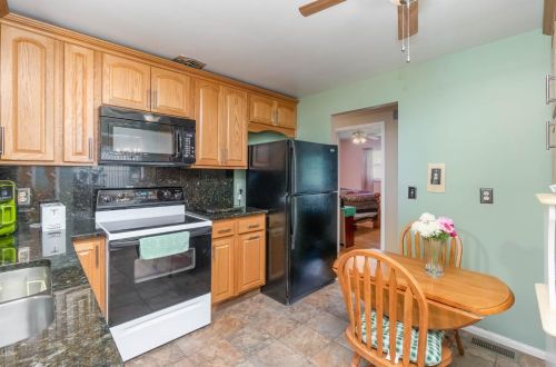 8974 Daly Rd, Cincinnati OH 45231-4637 exterior