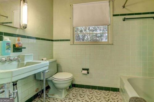 4132 Haverhill Dr, Atlanta GA  30342-3818 exterior