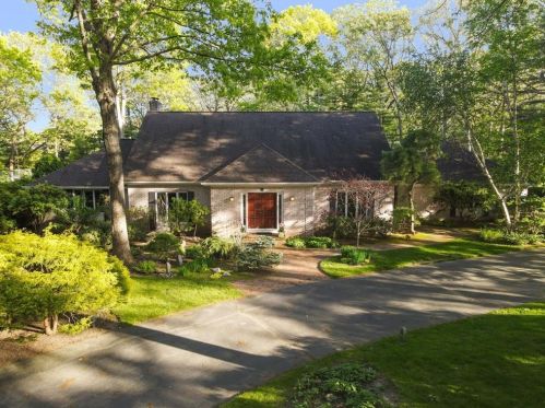 77 Dagnillo Dr, Warwick, RI 02818-4070