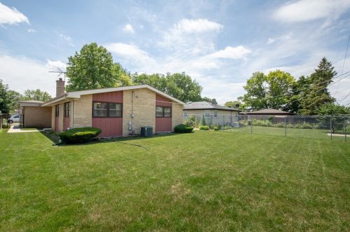 670 Morray Ct, Des Plaines, IL 60018-5543