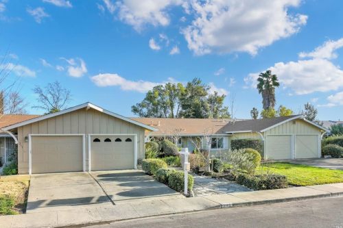 215 Grand Canyon Dr, Vacaville, CA 95687-3415