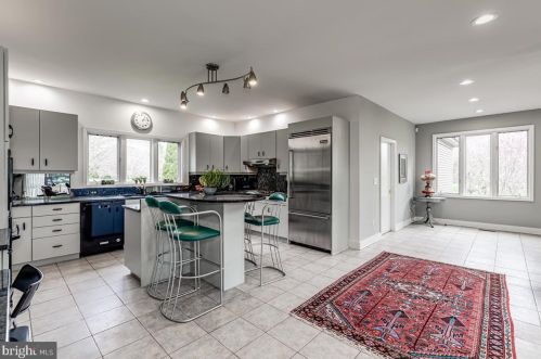 8 Tomlyn Dr, Princeton NJ  08540-4316 exterior