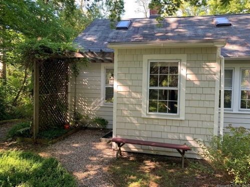16 Arnott Dr, Canaan, CT 06031-1704