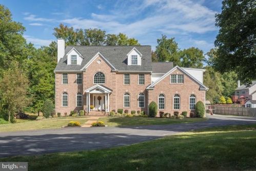 6808 Newington Rd, Lorton, VA 22079-1107