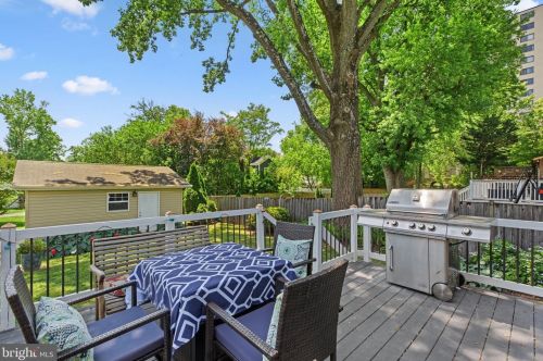 800 Easley St, Silver Spring MD 20910-4587 exterior