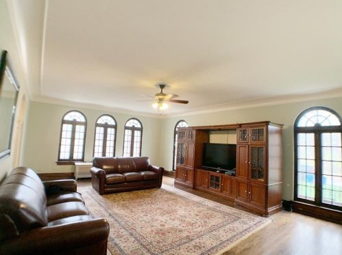 2010 Hopkins Pl, Chicago, IL 60643-5928