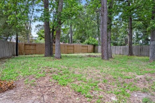 302 Brk Holw Dr, Conroe TX  77385-9107 exterior