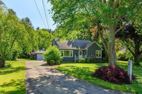 10 Cherry St, Sandy Hook, CT 06482-1107