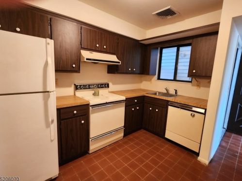 11 The Cres, Clinton, NJ 08809-1137