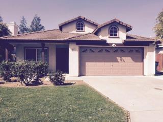 4423 Carnegie Ave, Fresno, CA 93722-3711
