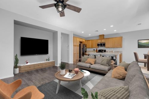 413 Comstock Way, Vacaville CA  95688-3128 exterior
