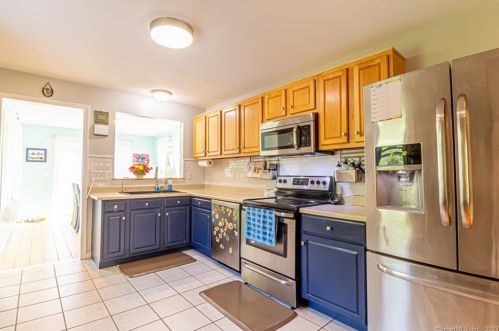 13 Foxcroft Rd, Niantic CT  06357-1415 exterior