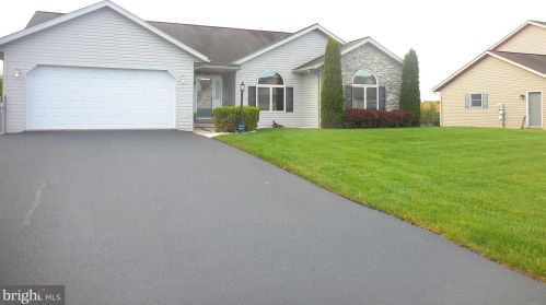 1114 Hunters Chase Ln, Lebanon, PA 17046-1575