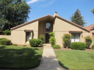 1870 Cougar Ln, Clovis, CA 93611-2071
