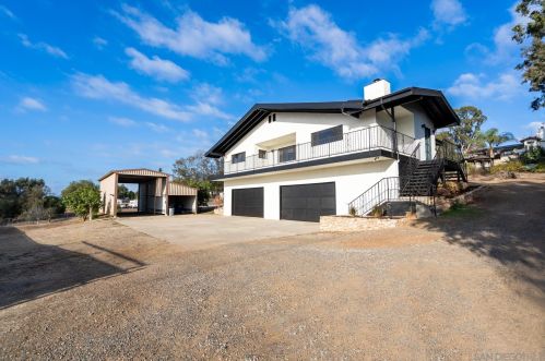 2043 Riviera Dr, Vista, CA 92084-2622