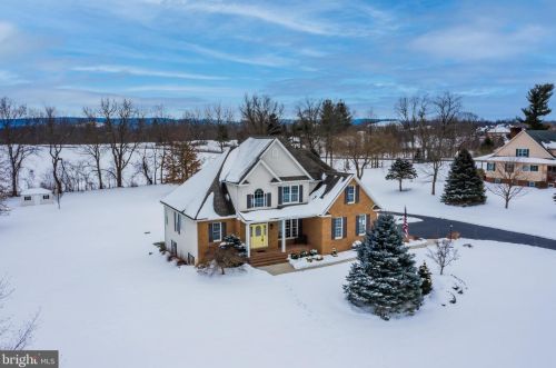 5 Linden Dr, Carlisle PA 17015-6906 exterior