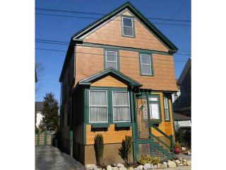 12 Gardiner St, Middletown, RI 02840-2214